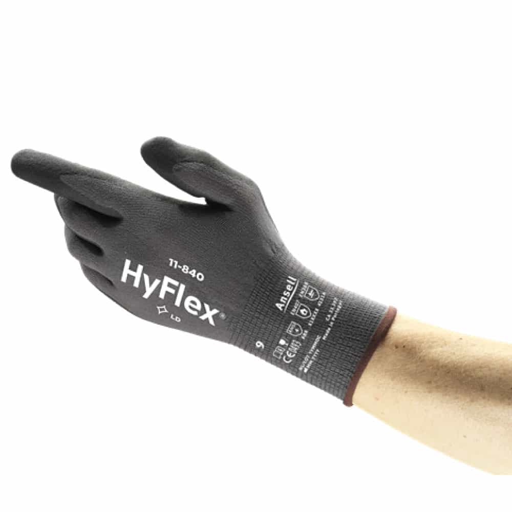 Guantes Hyflex 11-840 puestos en una mano