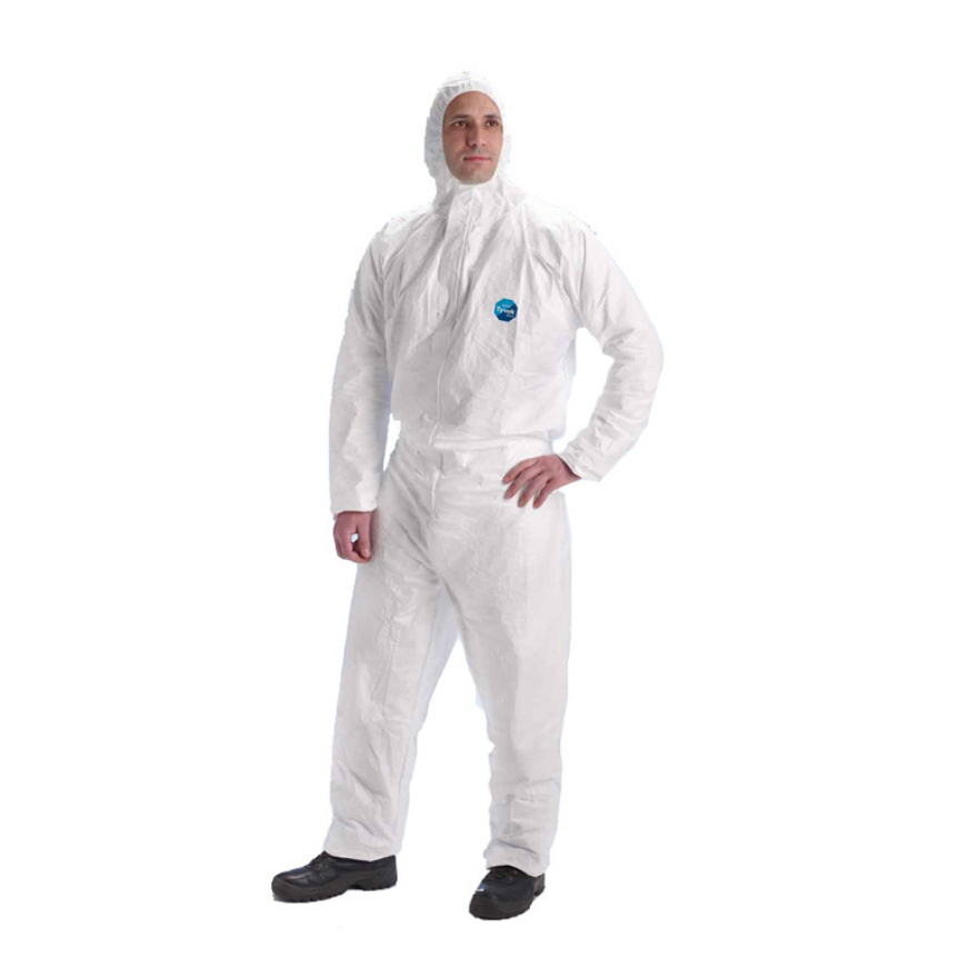 Hombre caucásico con traje tyvek descartable